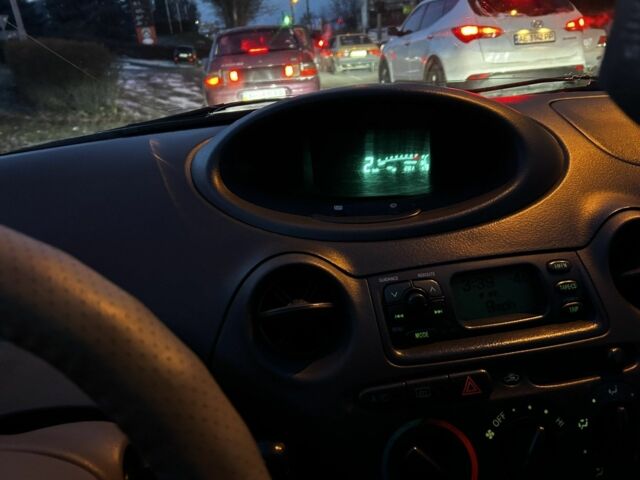 Зелений Тойота Яріс, об'ємом двигуна 1.3 л та пробігом 400 тис. км за 2750 $, фото 5 на Automoto.ua