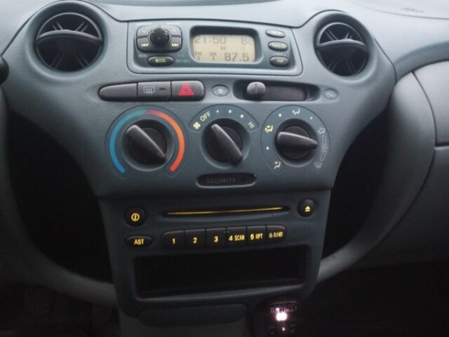 Зеленый Тойота Ярис, объемом двигателя 1 л и пробегом 370 тыс. км за 3000 $, фото 9 на Automoto.ua