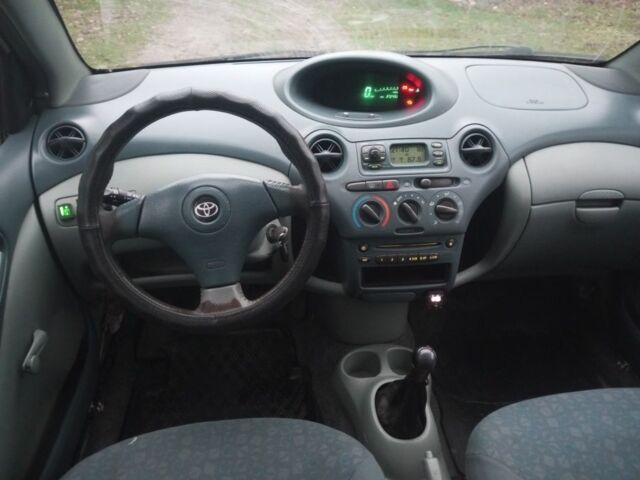 Зеленый Тойота Ярис, объемом двигателя 1 л и пробегом 370 тыс. км за 3000 $, фото 7 на Automoto.ua