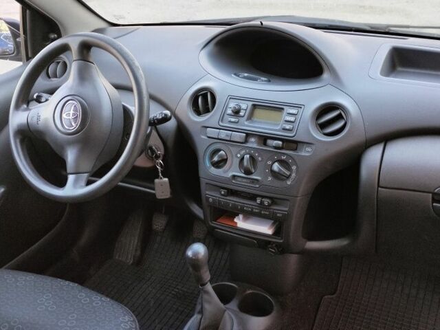 Зеленый Тойота Ярис, объемом двигателя 1 л и пробегом 133 тыс. км за 2800 $, фото 1 на Automoto.ua