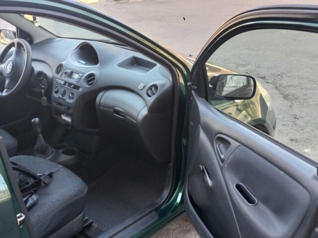 Зеленый Тойота Ярис, объемом двигателя 1 л и пробегом 133 тыс. км за 2800 $, фото 2 на Automoto.ua