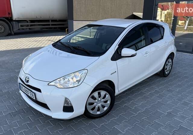 Белый Тойота Aqua, объемом двигателя 1.5 л и пробегом 85 тыс. км за 10499 $, фото 4 на Automoto.ua