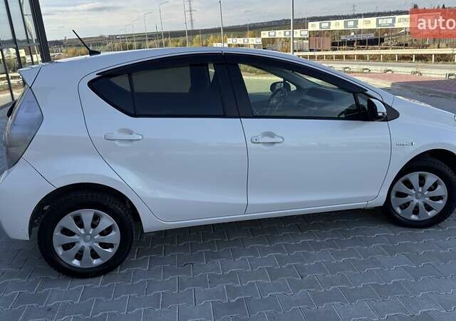 Белый Тойота Aqua, объемом двигателя 1.5 л и пробегом 85 тыс. км за 10499 $, фото 10 на Automoto.ua