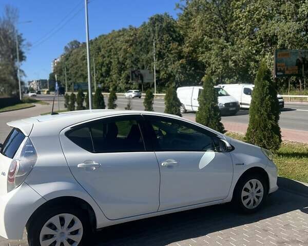 Белый Тойота Aqua, объемом двигателя 1.5 л и пробегом 84 тыс. км за 10100 $, фото 1 на Automoto.ua