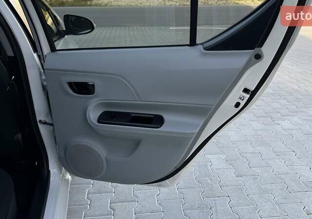 Белый Тойота Aqua, объемом двигателя 1.5 л и пробегом 85 тыс. км за 10499 $, фото 24 на Automoto.ua