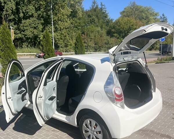 Белый Тойота Aqua, объемом двигателя 1.5 л и пробегом 84 тыс. км за 10100 $, фото 4 на Automoto.ua