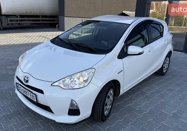 Белый Тойота Aqua, объемом двигателя 1.5 л и пробегом 85 тыс. км за 10499 $, фото 3 на Automoto.ua