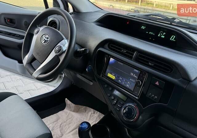 Белый Тойота Aqua, объемом двигателя 1.5 л и пробегом 85 тыс. км за 10499 $, фото 31 на Automoto.ua