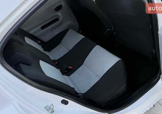 Белый Тойота Aqua, объемом двигателя 1.5 л и пробегом 85 тыс. км за 10499 $, фото 25 на Automoto.ua