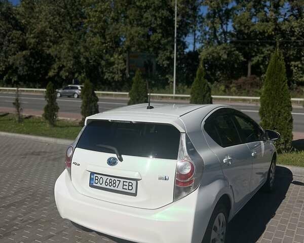 Белый Тойота Aqua, объемом двигателя 1.5 л и пробегом 84 тыс. км за 10100 $, фото 3 на Automoto.ua