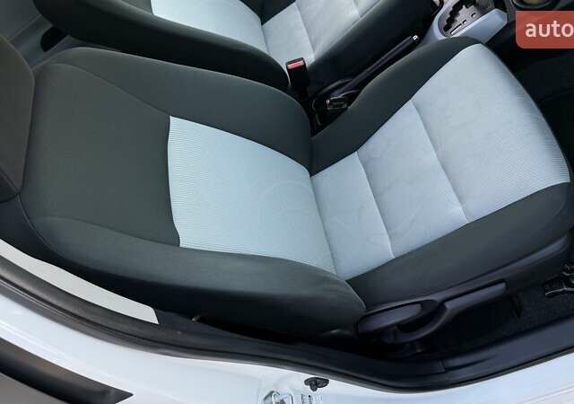 Белый Тойота Aqua, объемом двигателя 1.5 л и пробегом 85 тыс. км за 10499 $, фото 27 на Automoto.ua