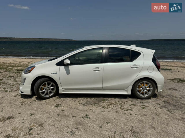Белый Тойота Aqua, объемом двигателя 1.5 л и пробегом 61 тыс. км за 10700 $, фото 2 на Automoto.ua