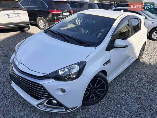Белый Тойота Aqua, объемом двигателя 1.5 л и пробегом 33 тыс. км за 11880 $, фото 2 на Automoto.ua