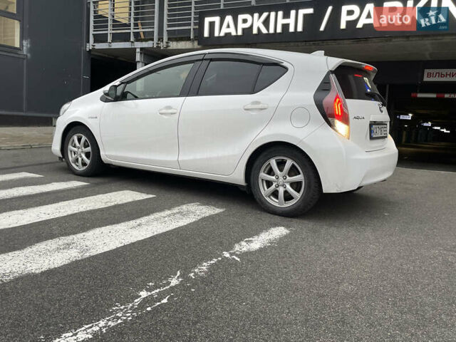 Білий Тойота Aqua, об'ємом двигуна 1.5 л та пробігом 123 тис. км за 9900 $, фото 3 на Automoto.ua