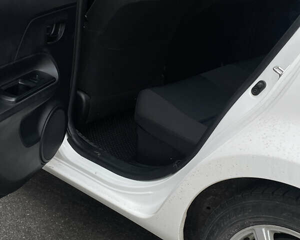 Білий Тойота Aqua, об'ємом двигуна 1.5 л та пробігом 123 тис. км за 9900 $, фото 12 на Automoto.ua