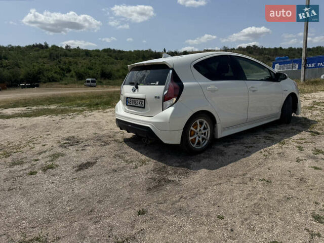 Белый Тойота Aqua, объемом двигателя 1.5 л и пробегом 61 тыс. км за 10700 $, фото 3 на Automoto.ua