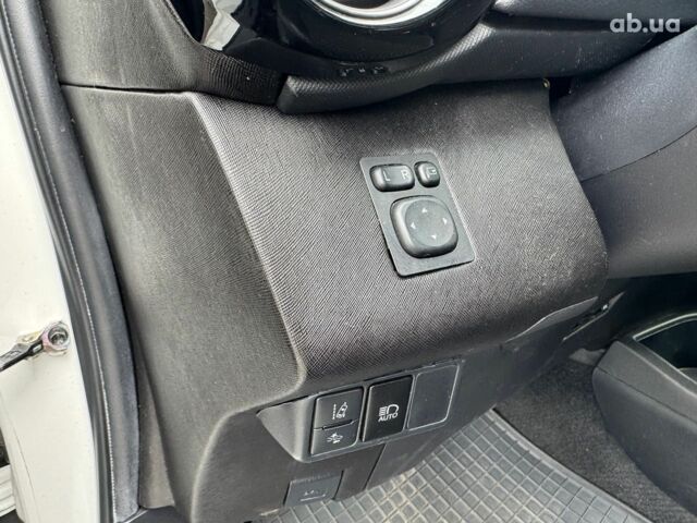 Білий Тойота Aqua, об'ємом двигуна 1.5 л та пробігом 95 тис. км за 11990 $, фото 22 на Automoto.ua