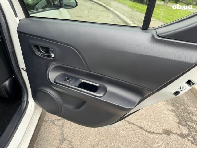 Білий Тойота Aqua, об'ємом двигуна 1.5 л та пробігом 95 тис. км за 11990 $, фото 10 на Automoto.ua