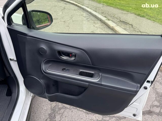 Білий Тойота Aqua, об'ємом двигуна 1.5 л та пробігом 95 тис. км за 11990 $, фото 15 на Automoto.ua