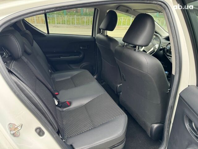 Білий Тойота Aqua, об'ємом двигуна 1.5 л та пробігом 95 тис. км за 11990 $, фото 9 на Automoto.ua
