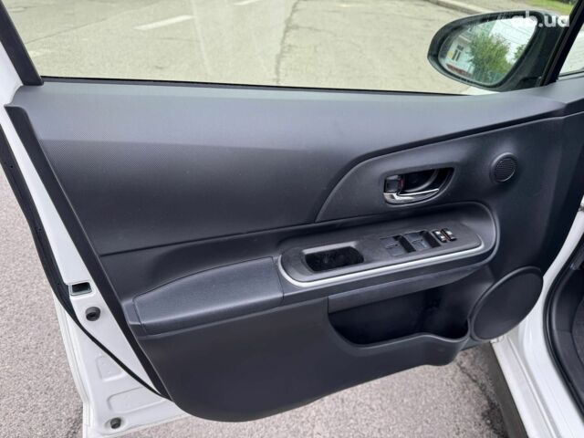 Білий Тойота Aqua, об'ємом двигуна 1.5 л та пробігом 95 тис. км за 11990 $, фото 19 на Automoto.ua