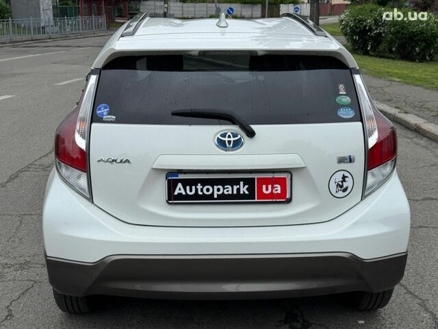 Білий Тойота Aqua, об'ємом двигуна 1.5 л та пробігом 95 тис. км за 11990 $, фото 3 на Automoto.ua