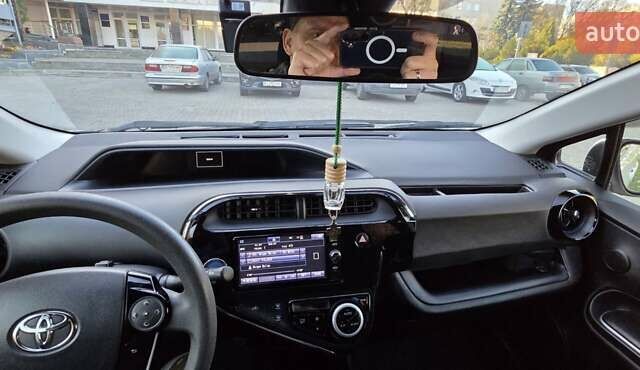 Белый Тойота Aqua, объемом двигателя 1.5 л и пробегом 51 тыс. км за 12800 $, фото 12 на Automoto.ua