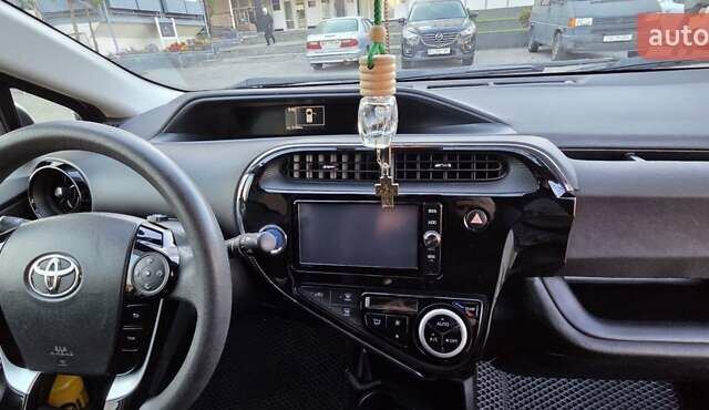 Белый Тойота Aqua, объемом двигателя 1.5 л и пробегом 51 тыс. км за 12800 $, фото 21 на Automoto.ua