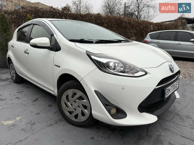 Белый Тойота Aqua, объемом двигателя 1.5 л и пробегом 63 тыс. км за 11300 $, фото 2 на Automoto.ua