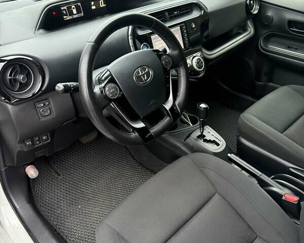 Белый Тойота Aqua, объемом двигателя 1.5 л и пробегом 63 тыс. км за 11300 $, фото 10 на Automoto.ua