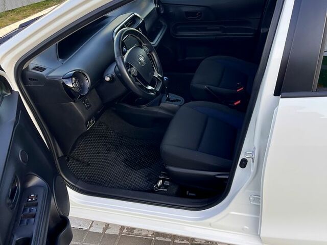 Білий Тойота Aqua, об'ємом двигуна 1.5 л та пробігом 70 тис. км за 12600 $, фото 6 на Automoto.ua