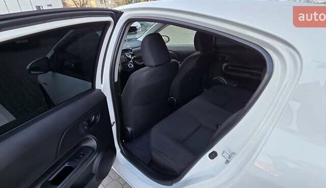 Белый Тойота Aqua, объемом двигателя 1.5 л и пробегом 51 тыс. км за 12800 $, фото 13 на Automoto.ua