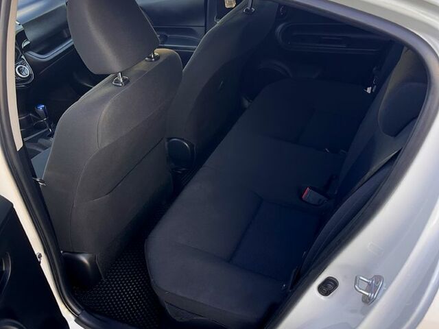 Білий Тойота Aqua, об'ємом двигуна 1.5 л та пробігом 70 тис. км за 12600 $, фото 7 на Automoto.ua