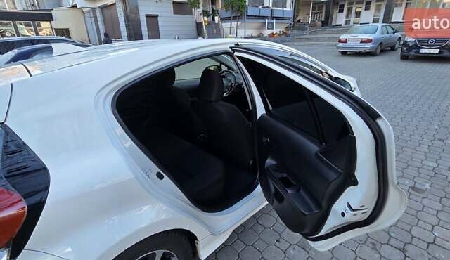 Белый Тойота Aqua, объемом двигателя 1.5 л и пробегом 51 тыс. км за 12800 $, фото 15 на Automoto.ua