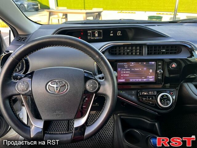 Білий Тойота Aqua, об'ємом двигуна 1.5 л та пробігом 70 тис. км за 12600 $, фото 3 на Automoto.ua