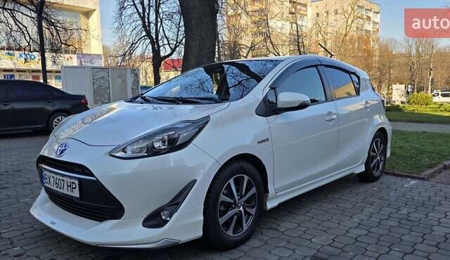 Белый Тойота Aqua, объемом двигателя 1.5 л и пробегом 51 тыс. км за 12800 $, фото 1 на Automoto.ua