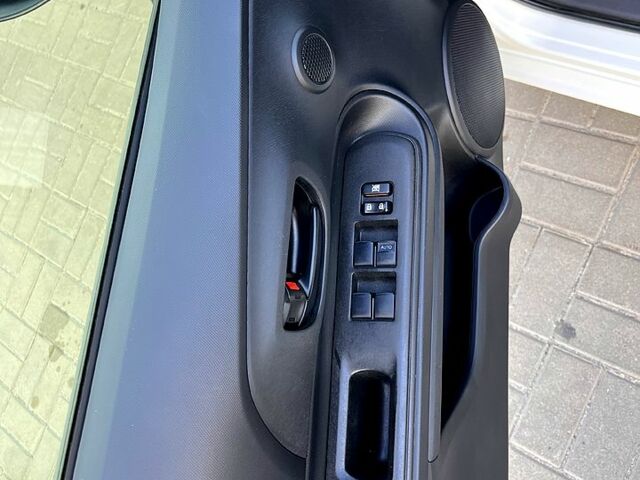 Білий Тойота Aqua, об'ємом двигуна 1.5 л та пробігом 70 тис. км за 12600 $, фото 5 на Automoto.ua