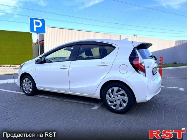 Білий Тойота Aqua, об'ємом двигуна 1.5 л та пробігом 70 тис. км за 12600 $, фото 2 на Automoto.ua