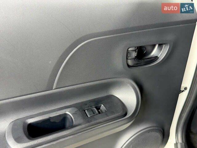 Білий Тойота Aqua, об'ємом двигуна 1.5 л та пробігом 87 тис. км за 13200 $, фото 41 на Automoto.ua