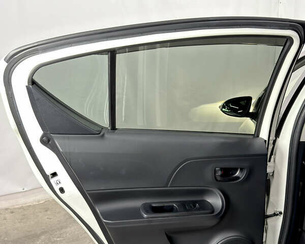 Білий Тойота Aqua, об'ємом двигуна 1.5 л та пробігом 87 тис. км за 13200 $, фото 40 на Automoto.ua