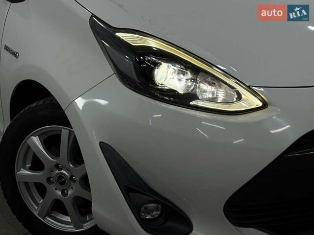 Білий Тойота Aqua, об'ємом двигуна 1.5 л та пробігом 87 тис. км за 13200 $, фото 3 на Automoto.ua