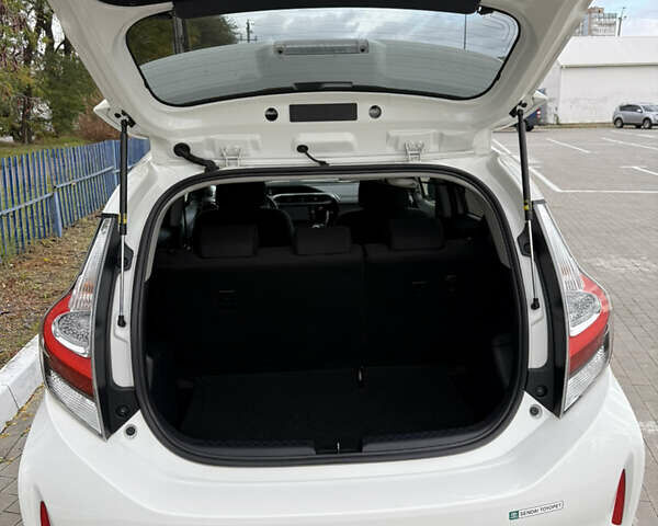 Білий Тойота Aqua, об'ємом двигуна 1.5 л та пробігом 86 тис. км за 12800 $, фото 59 на Automoto.ua