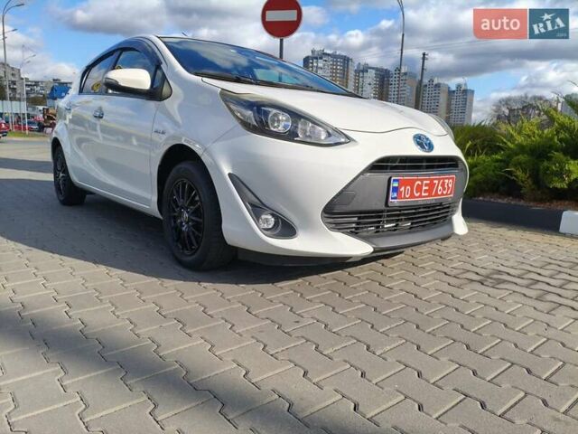Белый Тойота Aqua, объемом двигателя 1.5 л и пробегом 73 тыс. км за 12900 $, фото 1 на Automoto.ua