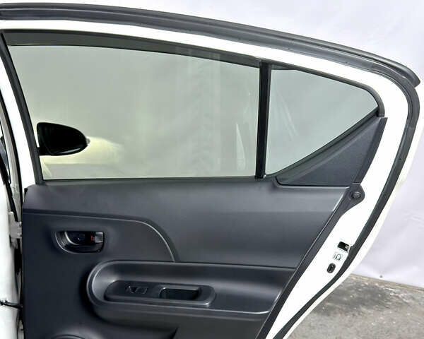 Білий Тойота Aqua, об'ємом двигуна 1.5 л та пробігом 87 тис. км за 13200 $, фото 44 на Automoto.ua