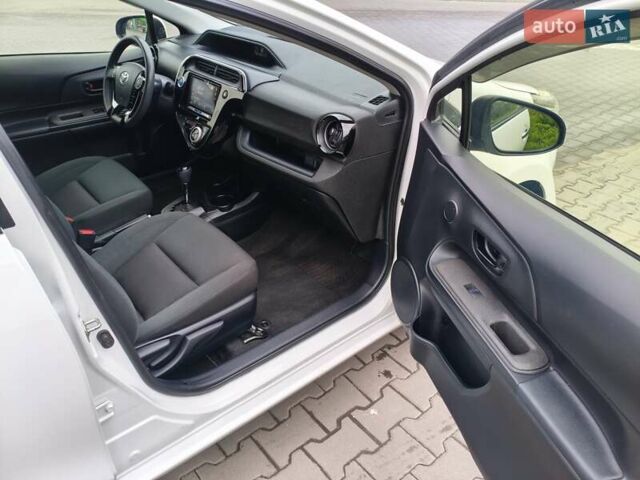 Белый Тойота Aqua, объемом двигателя 1.5 л и пробегом 73 тыс. км за 12800 $, фото 18 на Automoto.ua