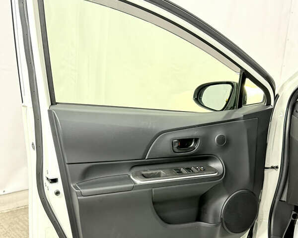 Білий Тойота Aqua, об'ємом двигуна 1.5 л та пробігом 87 тис. км за 13200 $, фото 30 на Automoto.ua