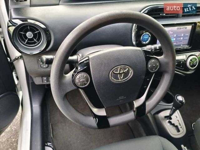 Белый Тойота Aqua, объемом двигателя 1.5 л и пробегом 73 тыс. км за 12900 $, фото 41 на Automoto.ua