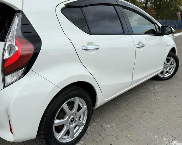 Білий Тойота Aqua, об'ємом двигуна 1.5 л та пробігом 86 тис. км за 12800 $, фото 30 на Automoto.ua