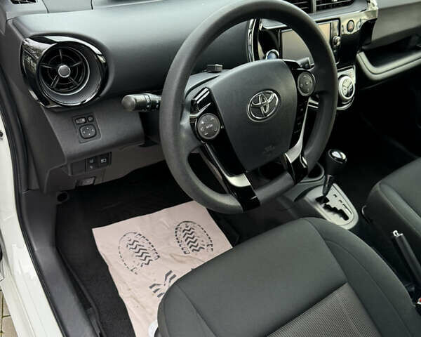 Білий Тойота Aqua, об'ємом двигуна 1.5 л та пробігом 86 тис. км за 12800 $, фото 45 на Automoto.ua
