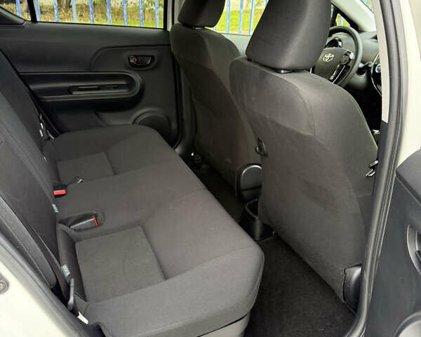 Білий Тойота Aqua, об'ємом двигуна 1.5 л та пробігом 86 тис. км за 12800 $, фото 56 на Automoto.ua